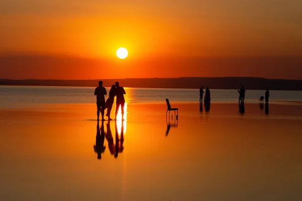 Lac salé Konya Turquie. Un homme qui regarde loin — Photo