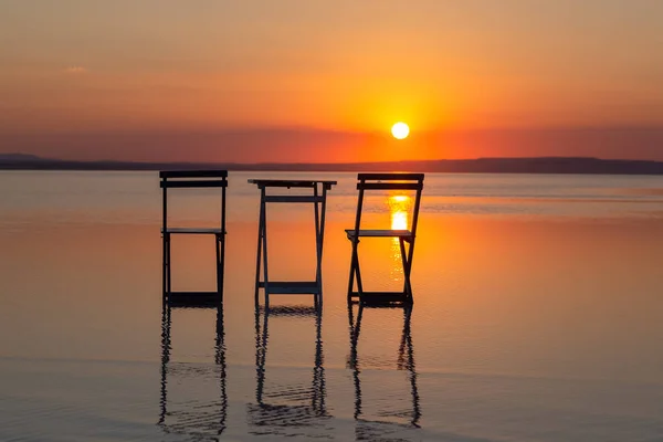 Lac salé Konya Turquie. Un homme qui regarde loin — Photo