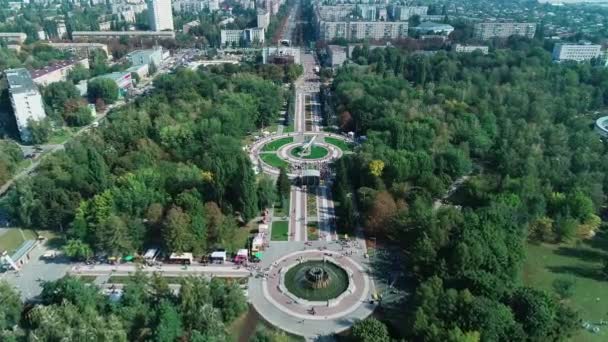 Отдых в городе, люди взяли на площадь — стоковое видео