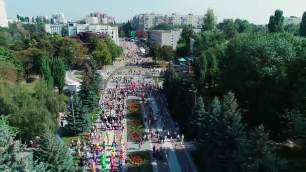 Vacaciones en la ciudad, la gente se llevó a la plaza — Vídeo de stock