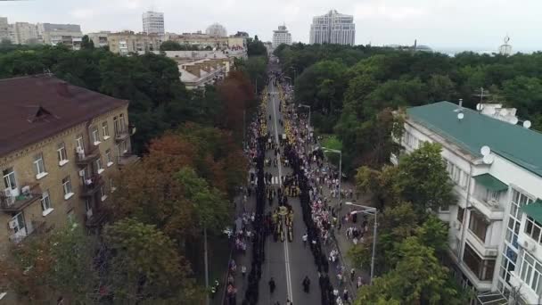 Εκκλησία κίνηση, ένας τεράστιος αριθμός των ανθρώπων με τα πόδια κάτω από το δρόμο — Αρχείο Βίντεο