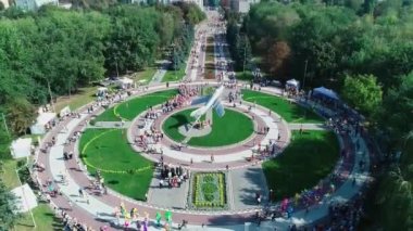 Şehirde tatil, insanlar meydanda toplandı.