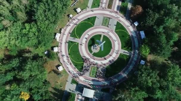 Vacanze in città, la gente ha preso in piazza — Video Stock