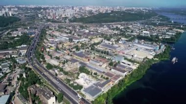 Hava manzaralı park üretim tesisi. Sanayi şehrinde üretim alanı.