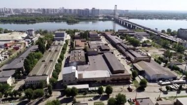 Hava manzaralı park üretim tesisi. Sanayi şehrinde üretim alanı.