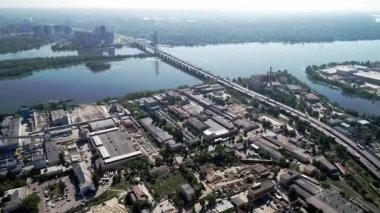 Hava manzaralı park üretim tesisi. Sanayi şehrinde üretim alanı.