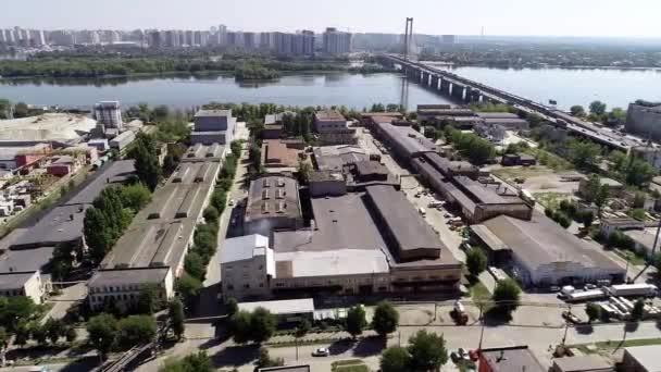 Виробничий завод парку з повітряним видом. Виробнича площа в промисловому місті . — стокове відео