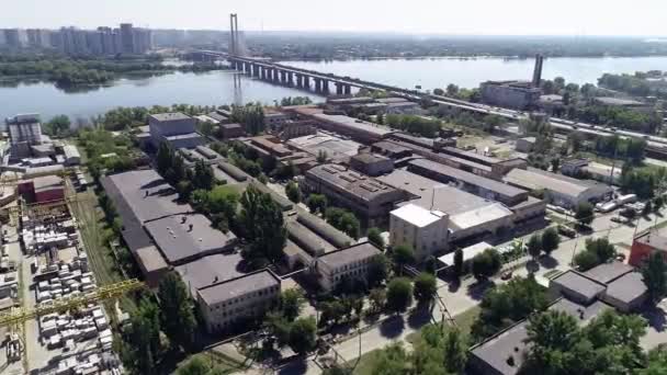 Planta de producción de parque de vista aérea. Zona de fabricación en ciudad industrial . — Vídeos de Stock