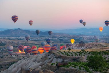 İlginç bir kayalık arazi ve havada bir sürü renkli toplar var. Hindi. Kapadokya.