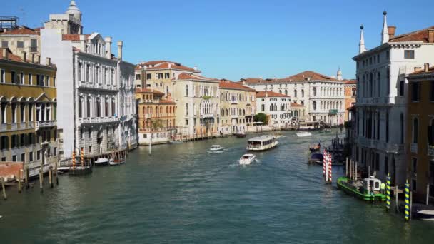 Лодки плавают по одному из многих задних каналов в Венеции, когда туристы бродят по узким улочкам — стоковое видео