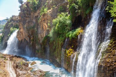 Aladaglar Ulusal Parkı 'ndaki Kapuzbasi Şelalesi Şelale Çorbaları' nın etrafında yeşil ağaçlar.
