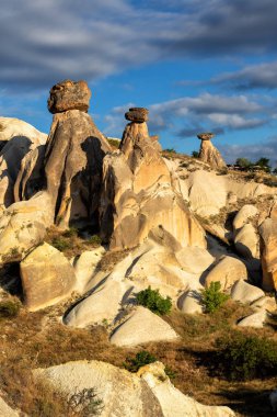 Kapadokya 'nın sembolü - Peri bacası ya da Anadolu' daki çok başlı taş mantarlar,