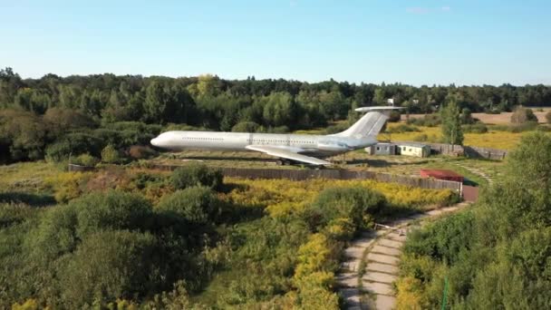 Verlassenes Flugzeug Nummer eins des ehemaligen kommunistischen Parteisekretärs Leonid Breschnew. — Stockvideo