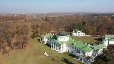 Ukrayna. Kachanovka sarayı ve park topluluğu. Ukrayna 'nın Chernigov bölgesinde Ichnyansky köyüne yakın. 4k görüntü videosu