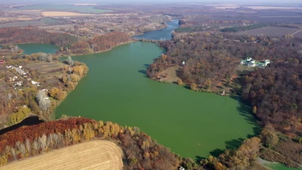 Ucrania. Palacio de Kachanovka y conjunto del parque. Cerca de la aldea de la región de Ichnyansky de la zona de Chernigov de Ucrania. Vídeo de imágenes 4K — Vídeos de Stock