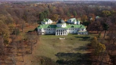 Ukrayna. Kachanovka sarayı ve park topluluğu. Ukrayna 'nın Chernigov bölgesinde Ichnyansky köyüne yakın. 4k görüntü videosu