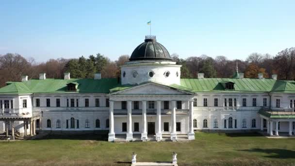 Ucrania. Palacio de Kachanovka y conjunto del parque. Cerca de la aldea de la región de Ichnyansky de la zona de Chernigov de Ucrania. Vídeo de imágenes 4K — Vídeo de stock