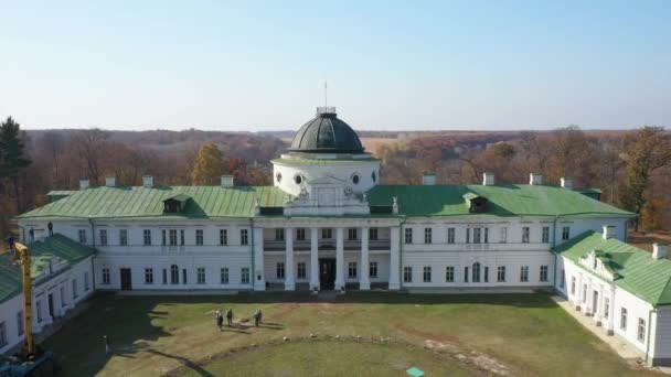 Украина. Качановский дворцово-парковый ансамбль. Nearby возле села Ичнянский район Черниговской области Украины. 4K видео — стоковое видео