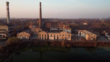 Eski bir fabrika harabesinin ve kırık camların havadan görünüşü. Eski sanayi binası.