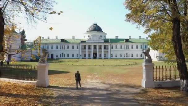 乌克兰。 Kachanovka宫殿和公园组合。 靠近乌克兰切尔尼科夫地区Ichnyansky地区的村庄。 4k段录像 — 图库视频影像