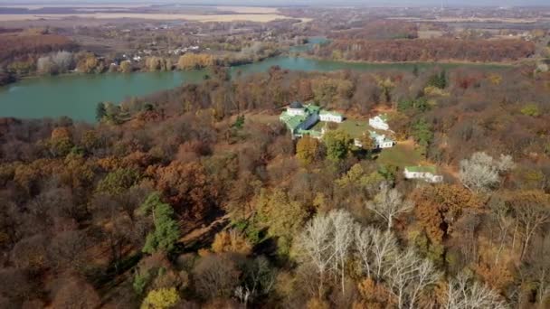 Ucraina. Palazzo Kachanovka e complesso del parco. Vicino al villaggio della regione di Ichnyansky dell'area di Chernigov di Ucraina. 4K filmato video — Video Stock