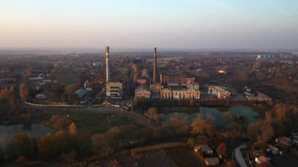 Flygfoto över en gammal fabriksruin och trasiga fönster. Gamla industribyggnader. — Stockvideo