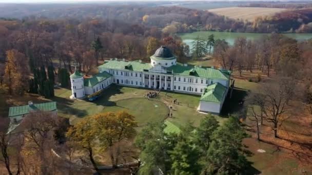 Ucrania. Palacio de Kachanovka y conjunto del parque. Cerca de la aldea de la región de Ichnyansky de la zona de Chernigov de Ucrania. Vídeo de imágenes 4K — Vídeo de stock