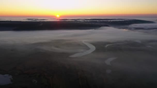 Point de vue aérien 4K. Matin ensoleillé et brumeux sur la rivière — Video