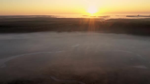 Point de vue aérien 4K. Matin ensoleillé et brumeux sur la rivière — Video