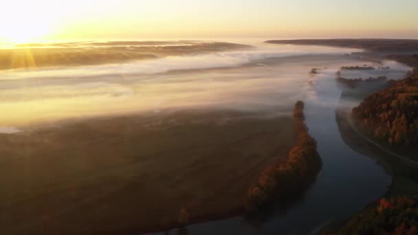 Ponto de vista aéreo 4K. Manhã ensolarada e nebulosa sobre o rio — Vídeo de Stock