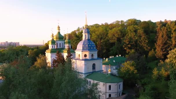 Kiev, Vydubitsky Saint Michael kloster och floden Dnepr — Stockvideo