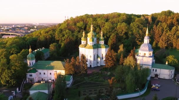 基辅、 Vydubitsky Saint Michael修道院和第聂伯河 — 图库视频影像