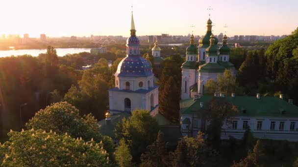 Київ, Видубицький монастир Святого Михайла і річка Дніпро — стокове відео