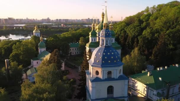 Kiev, Vydubitsky Saint Michael kloster och floden Dnepr — Stockvideo