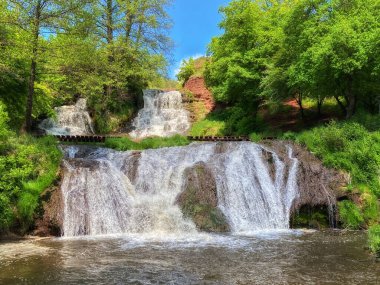 Güneşin altındaki güzel dağ şelalesi, Avrupa Ukrayna