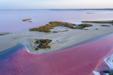 Havadan pembe tuzlu göle, suda inanılmaz desenler var.