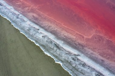 Havadan pembe tuzlu göle, suda inanılmaz desenler var.