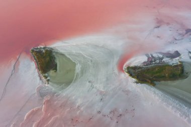 Havadan pembe tuzlu göle, suda inanılmaz desenler var.