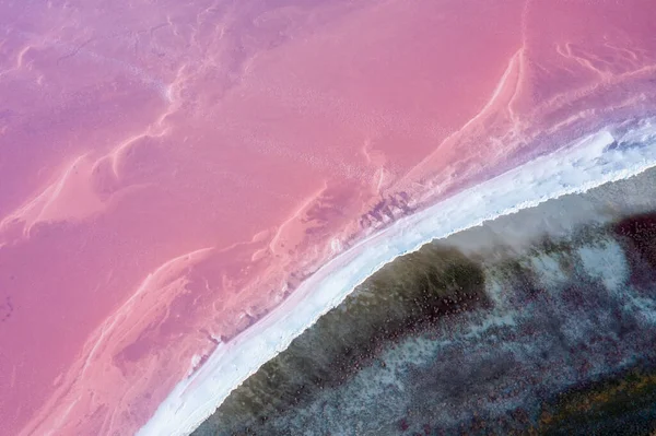 Shooting from air to pink salt lake with amazing patterns on the water — Stock Photo, Image