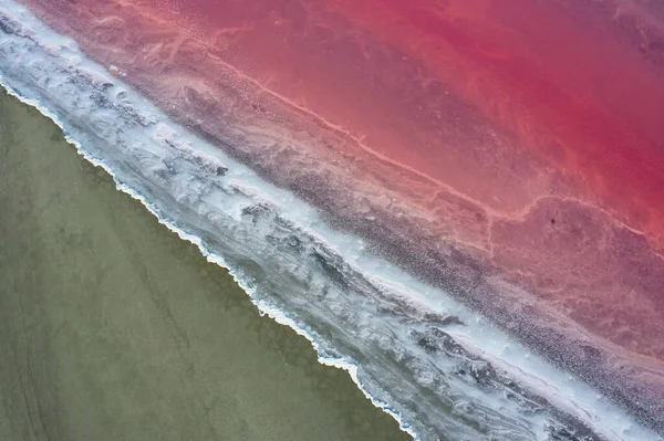 Havadan pembe tuzlu göle, suda inanılmaz desenler var.