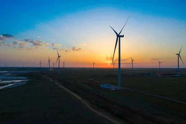 Turuncu güzel günbatımında rüzgar türbini