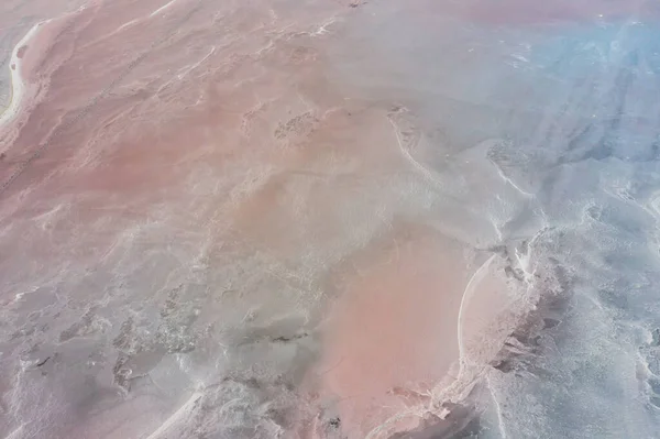 Tiro de ar para lago de sal rosa com padrões surpreendentes na água — Fotografia de Stock