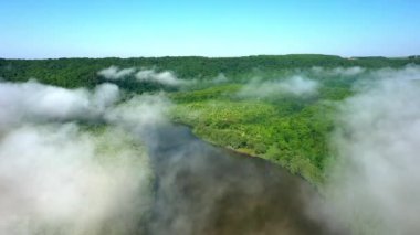 Bulutların üstündeki bir tepenin üstündeki tarlaların havadan görünüşü, nehrin üzerindeki sis bulutu, nehrin üzerindeki yoğun sis, antenin üzerindeki sis, Dinyester 'ın üzerindeki sis.,