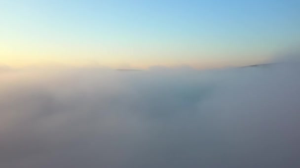 Vista aérea dos campos em uma colina acima das nuvens, vista aérea da névoa sobre o rio no nascer do sol, nevoeiro grosso sobre a antena do rio, nevoeiro sobre o Dniester , — Vídeo de Stock