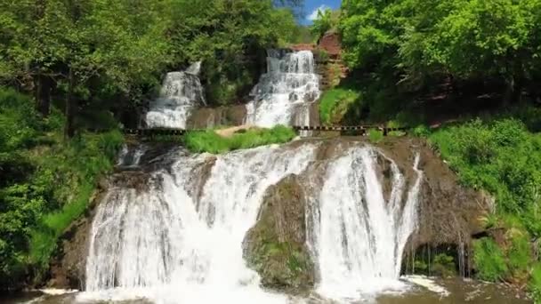 Spektakulärer Wasserfall im tropischen Wald. Erstaunliche Natur — Stockvideo