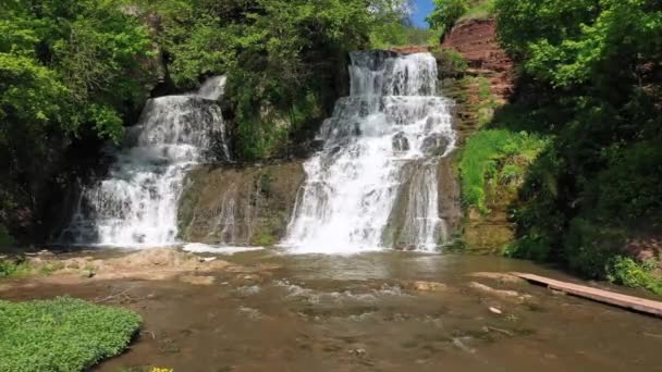 Spektakulärer Wasserfall im tropischen Wald. Erstaunliche Natur — Stockvideo