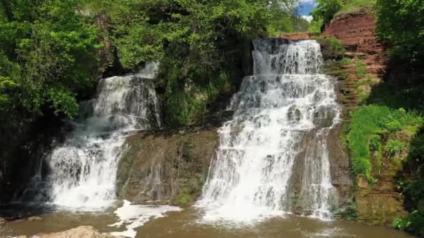 Spektakulärer Wasserfall im tropischen Wald. Erstaunliche Natur — Stockvideo