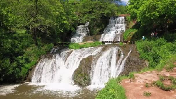 Spektakulärer Wasserfall im tropischen Wald. Erstaunliche Natur — Stockvideo