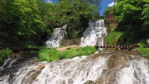 Espectacular cascada en bosque tropical. Naturaleza asombrosa — Vídeos de Stock