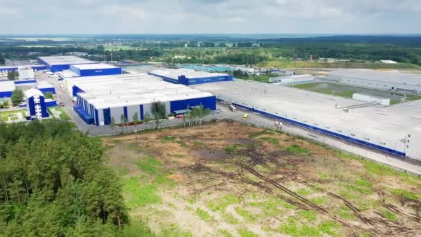 Vista de círculo aéreo do centro de logística com armazém, hub de carregamento com muitos semi-reboques carga de caminhão . — Vídeo de Stock